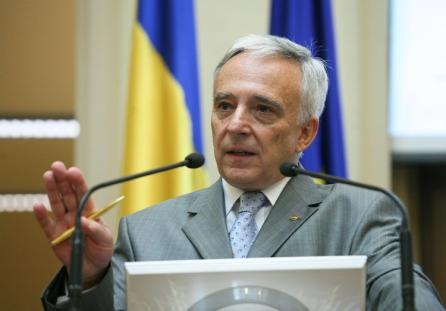 Isărescu: Dacă nu suportăm consolidarea fiscală, trebuie amânată aderarea la euro