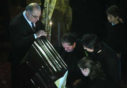 Adrian Păunescu, slujba de la biserica Boteanu 18410386