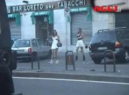 Vedetă din România, filmată în timp ce intra în vila de nebunii a lui Berlusconi