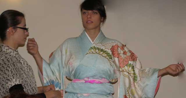 Cum se îmbracă un kimono?
