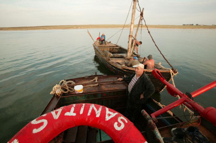 Namolari pe lac vara si iarna 18411027