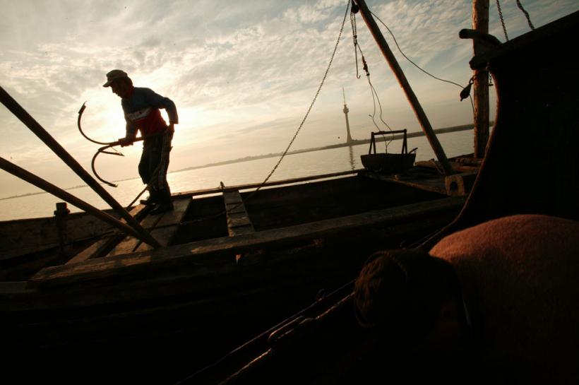 Namolari pe lac vara si iarna 18411028