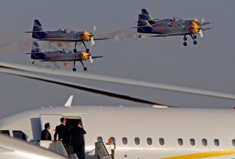 Acrobatii aerului 18411082