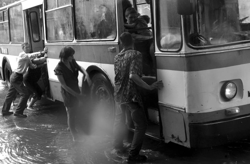 Republica Moldova - Fragila democraţie 18411256