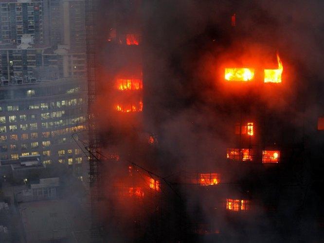 Infern în Shanghai: S-au aruncat de la geamuri pentru a scăpa de flăcări!