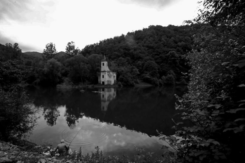 Bisericile de sub ape 18411589