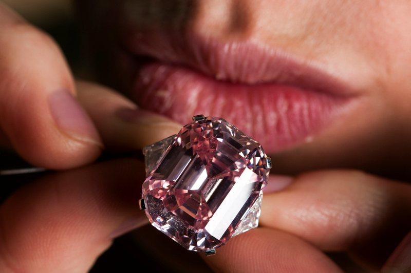 Diamant roz, vândut la licitaţie pentru suma record de 46 de milioane de euro