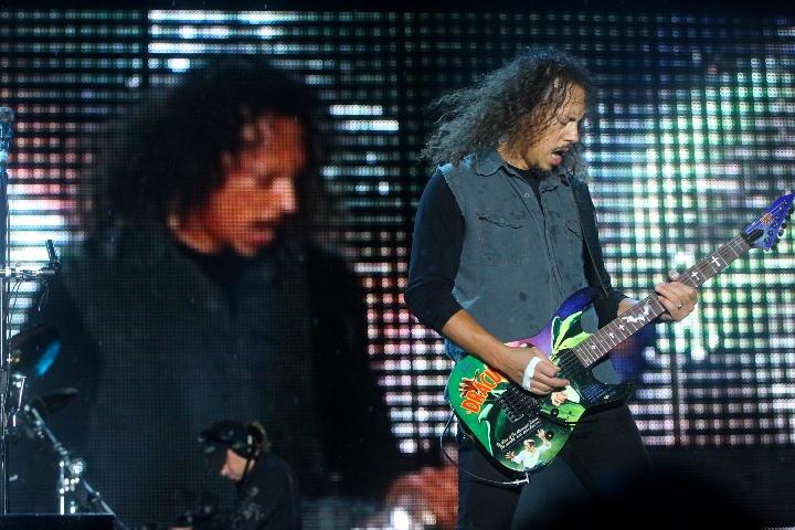 Chitaristul Metallica a aruncat o fetiţă de pe scenă (Video)