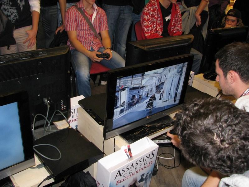 Imagini de la lansarea Assassin's Creed 2: Brotherhood în România 18411979
