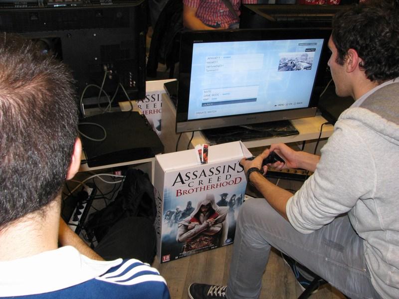 Imagini de la lansarea Assassin's Creed 2: Brotherhood în România 18411985