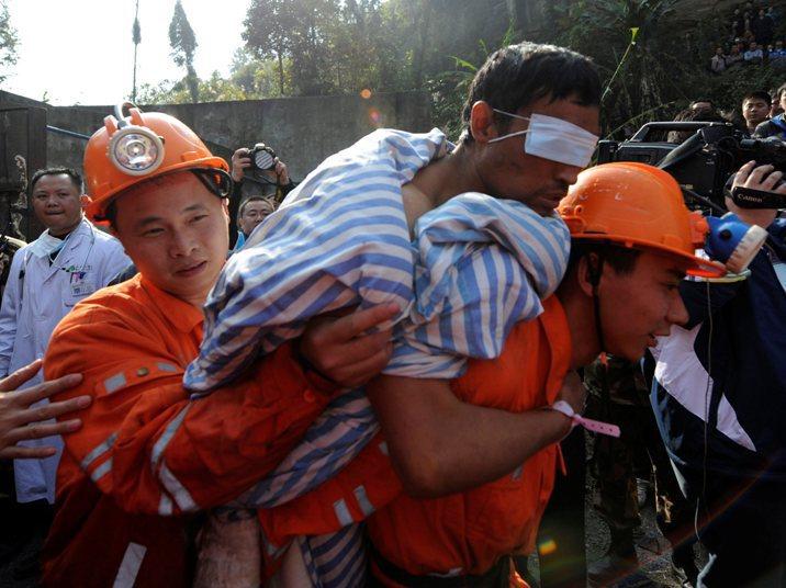China: 29 de mineri blocaţi în subteran, salvaţi după 24 de ore