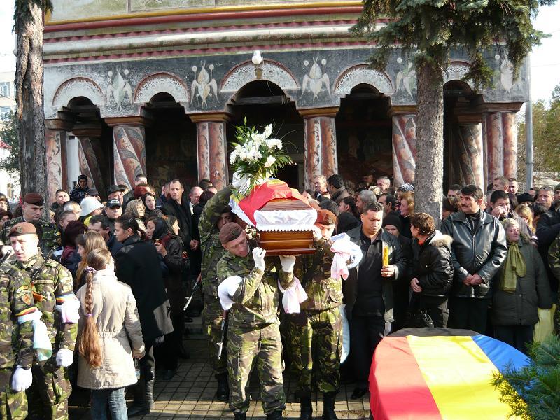 Scorpionii Roşii, înmormântaţi cu aplauze 18412767
