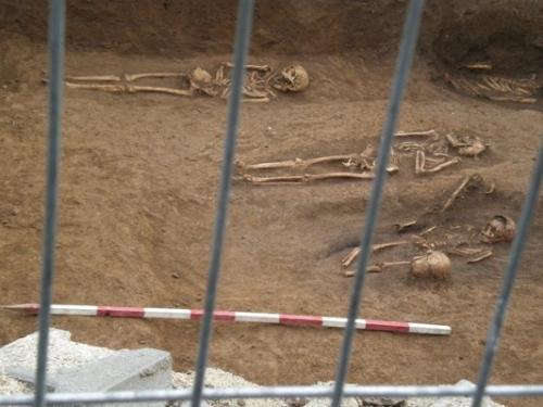 Cavouri cu schelete umane, descoperite în Piaţa Universităţii