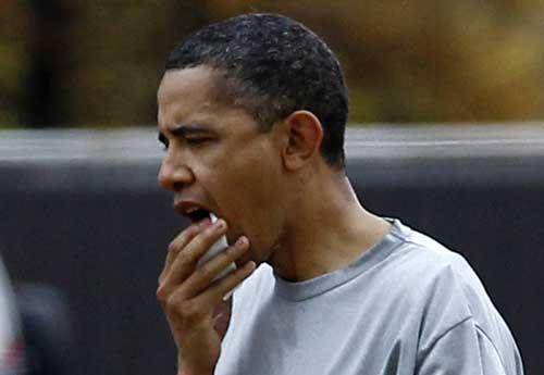 Obama, lovit cu cotul în gură: 12 cusături