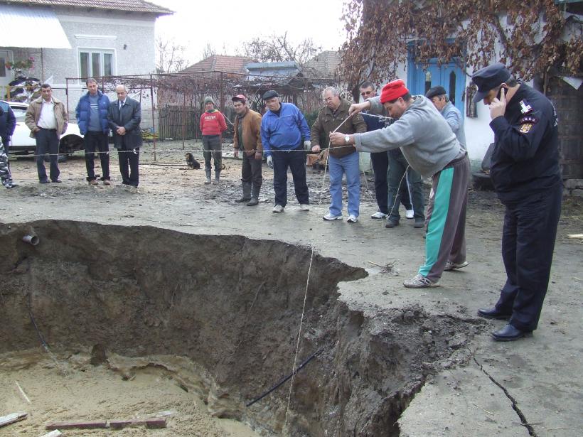 Gospodărie înghiţită de un crater imens 18412915