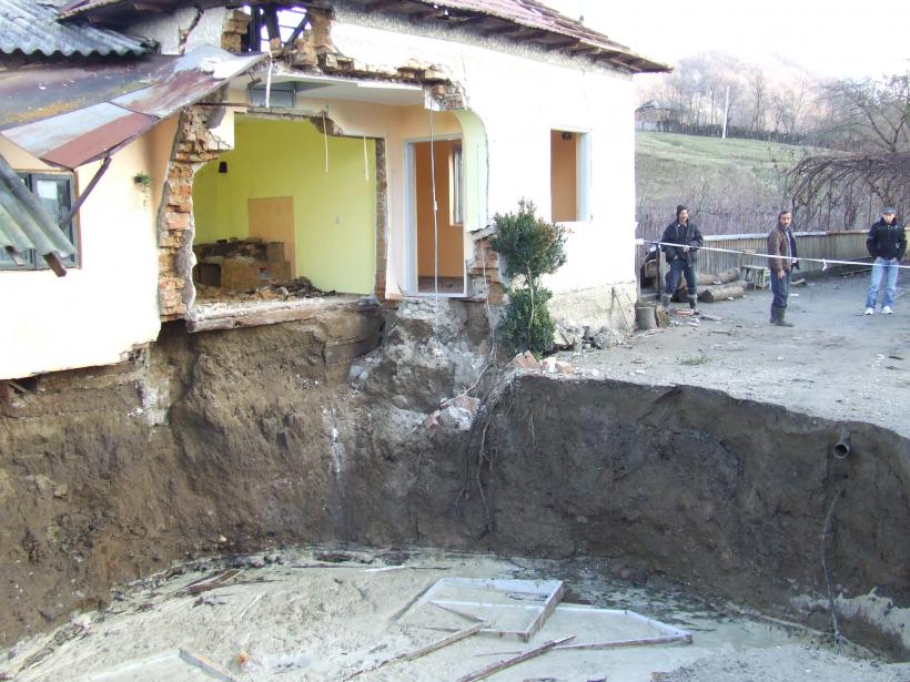 Gospodărie înghiţită de un crater imens 18412917
