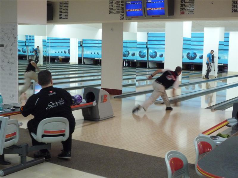 Primul turneu internaţional de bowling din România 18413098