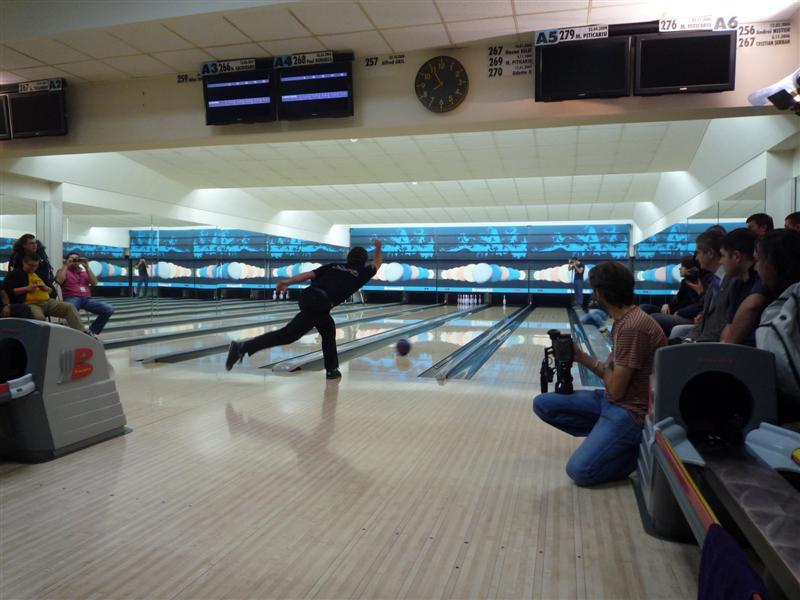 Primul turneu internaţional de bowling din România 18413103