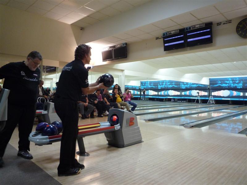 Primul turneu internaţional de bowling din România 18413104