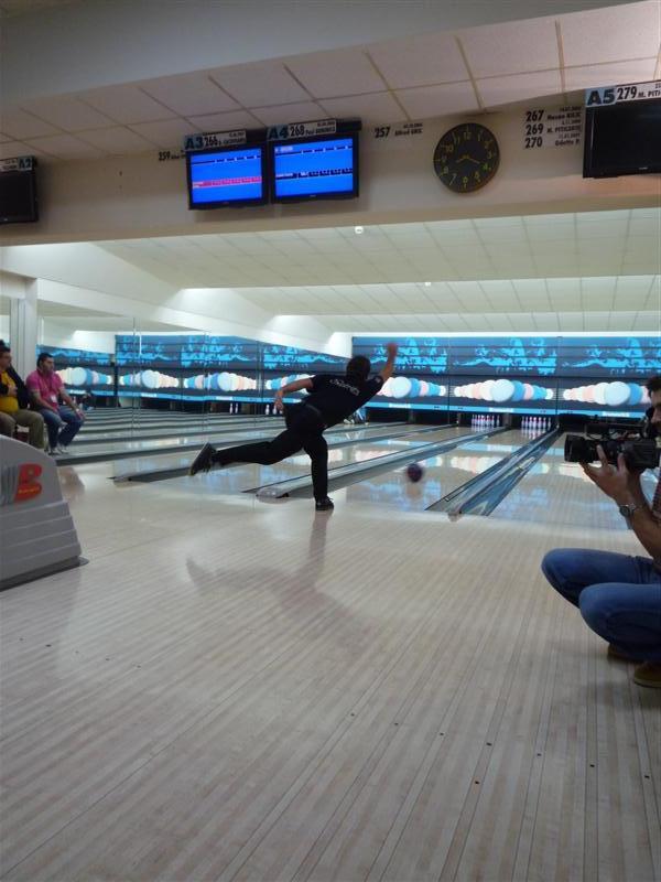 Primul turneu internaţional de bowling din România 18413113
