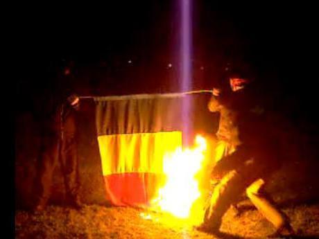 Un ungur dă foc tricolorului: "Asta e părerea mea despre Ziua Naţională a României"