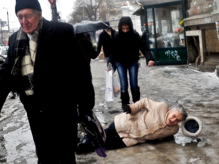 Poleiul de pe trotuare a băgat zeci de oameni în spital