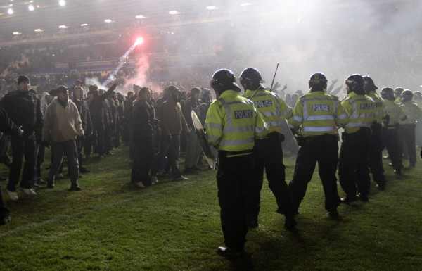 Video: Teren invadat la Birmingham - Aston Villa