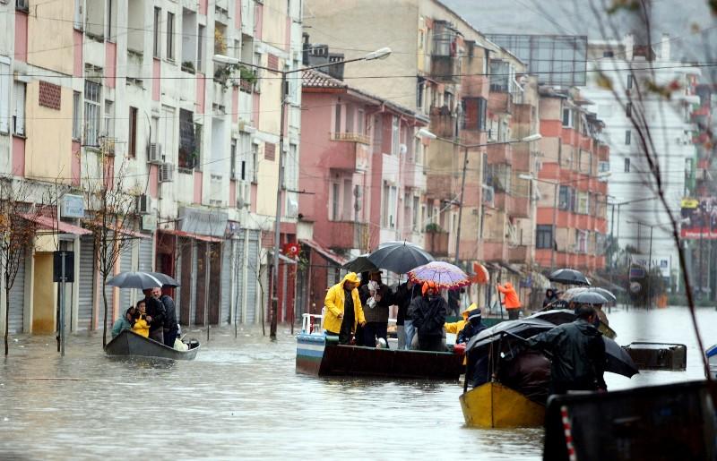 Stare de urgenţă în Albania: 14.000 de evacuaţi în urma inundaţiilor