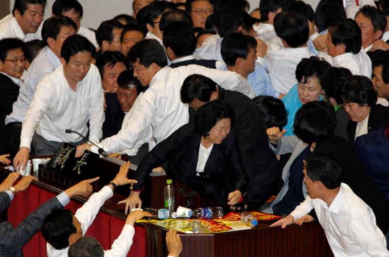 Politicienii sud-coreeni s-au luat la bătaie în Parlament