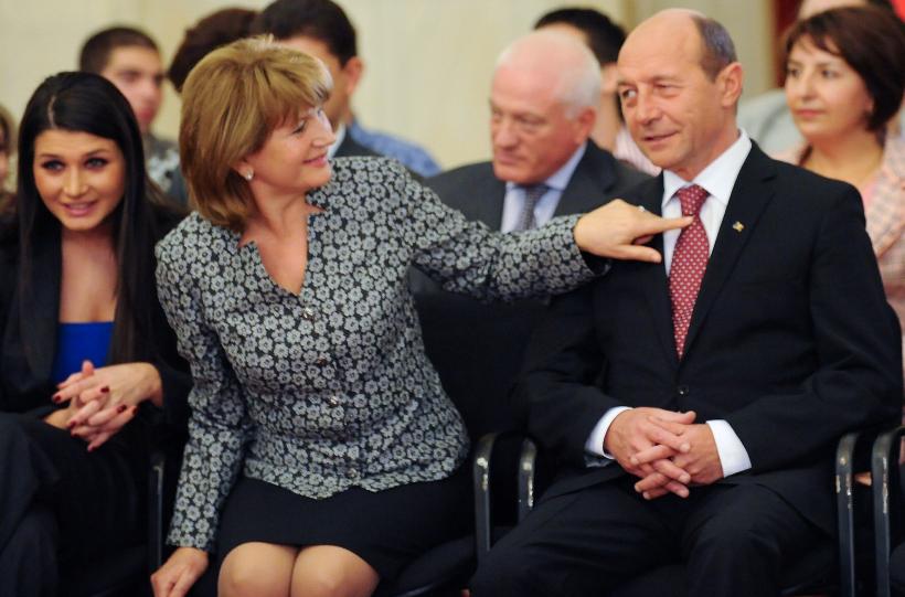 Traian Băsescu, dat de gol de soţie
