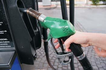 Benzina s-a scumpit cu 30%, iar transportatorii mârâie la petrolişti