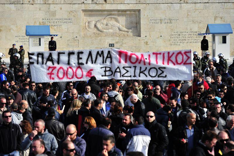 Lupte de stradă în Grecia: Mii de oameni protestează în Atena