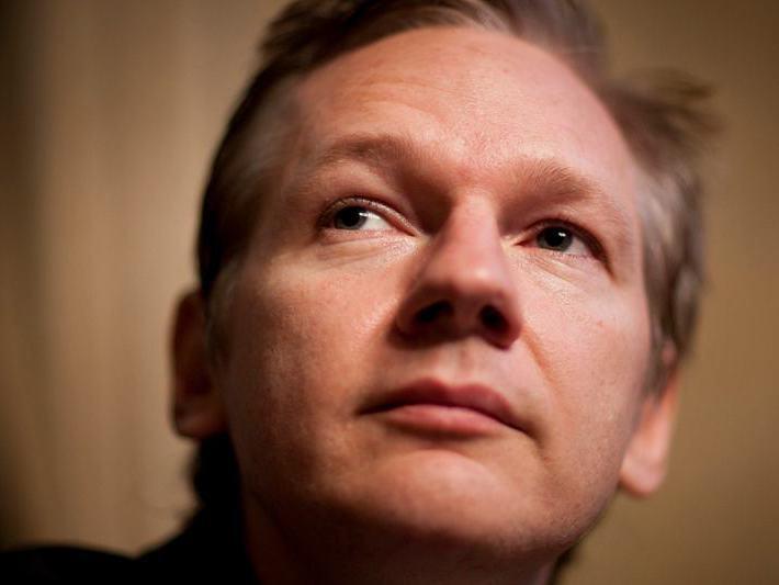Julian Assange, eliberat condiţionat, dar cu brăţară de localizare