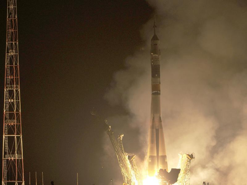 O capsulă Soyuz, cu trei astronauţi la bord, a decolat către ISS
