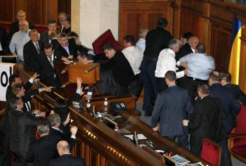 Bătaie în Parlamentul ucrainean. Trei aleşi s-au ales cu fracturi craniene