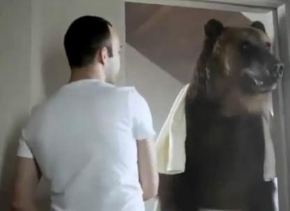 Video: Iniesta şi-a făcut un prieten cu... greutate! Vezi cine e!