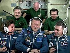 Cei trei astronauţi au ajuns la bordul ISS. Vezi procedura de conectare.