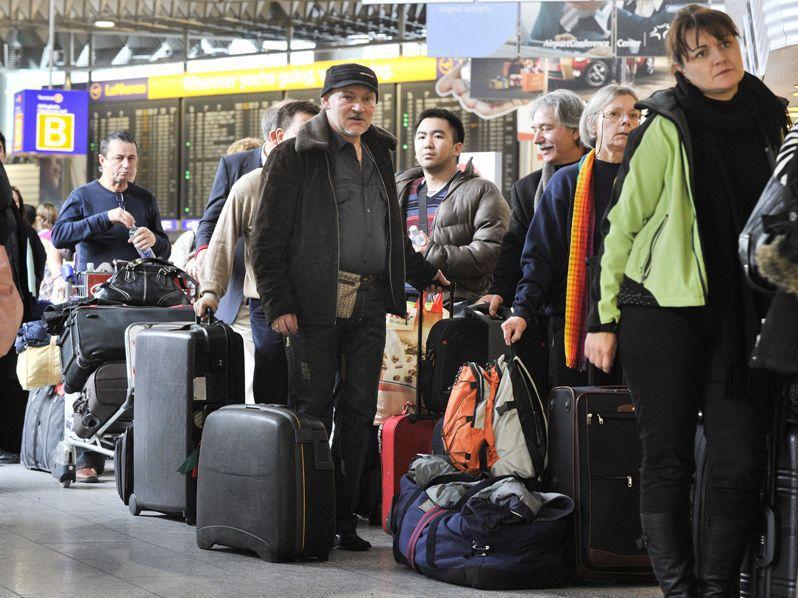100 de români, blocaţi pe aeroportul din Dusseldorf din cauza condiţiilor meteo