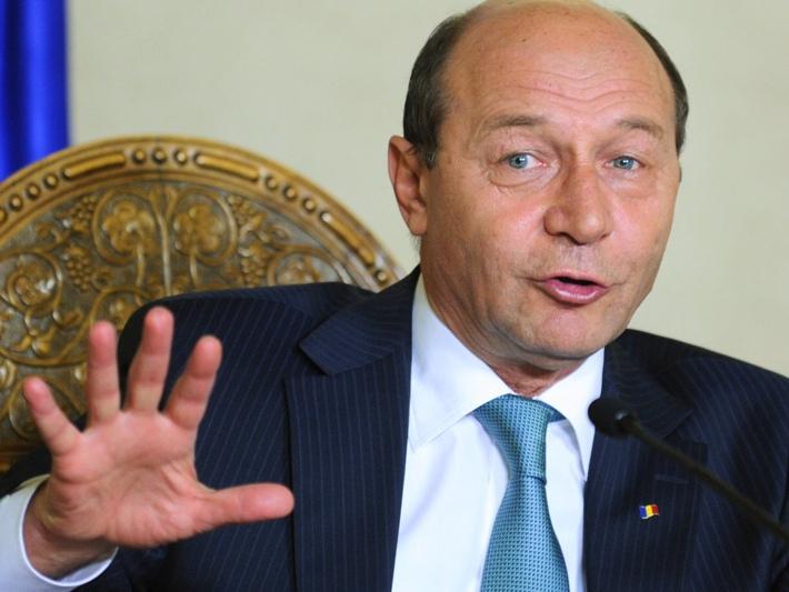 Băsescu, la CNAS: A trecut vremea în care oricine îşi bagă mâna în banii publici