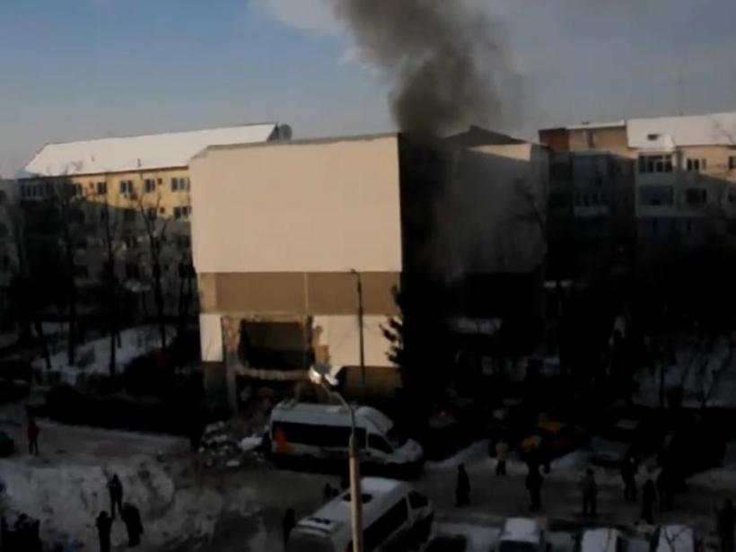 Explozie într-un bloc din Bacău: Două persoane, în stare gravă