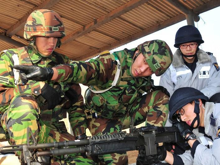 Coreea de Sud anunţă manevre militare cu muniţie reală