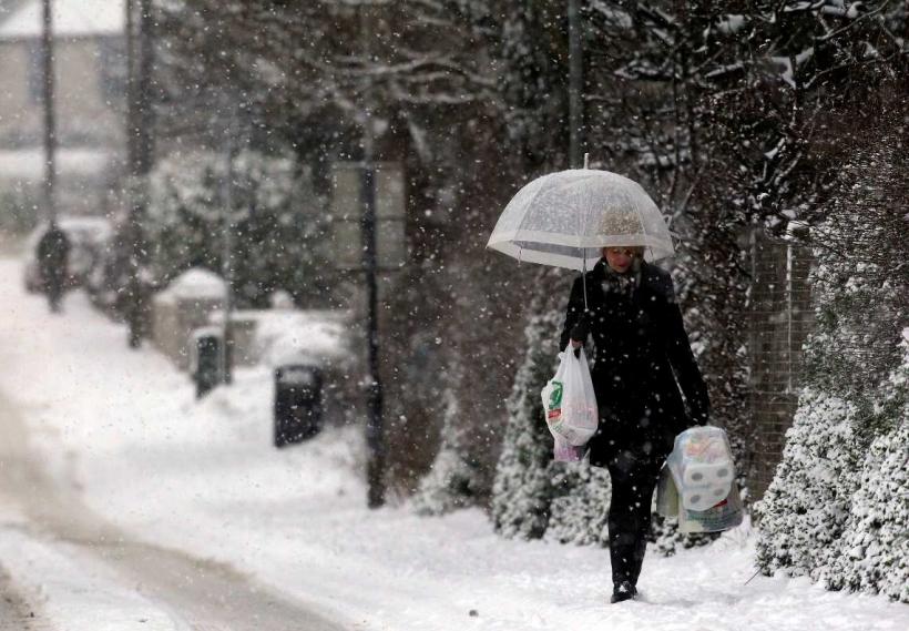 Cu umbrela prin iarnă 18415617