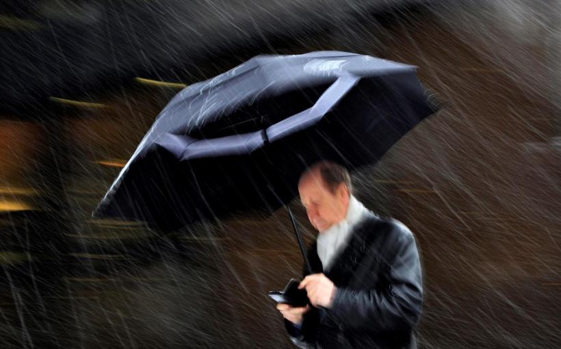 Cu umbrela prin iarnă 18415618