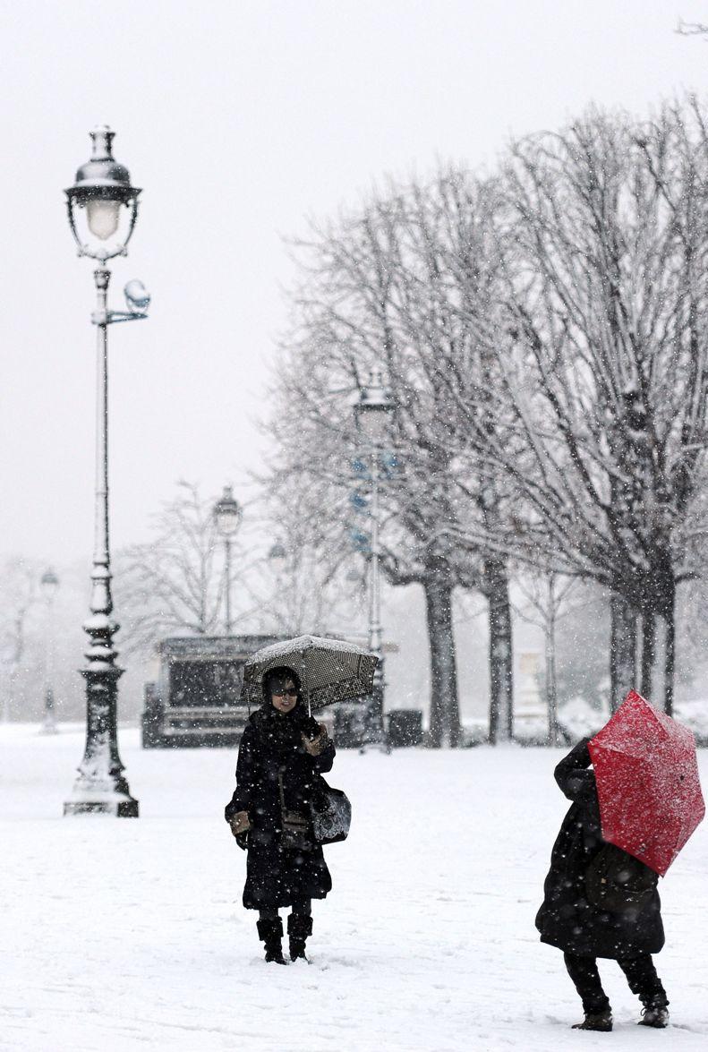 Cu umbrela prin iarnă 18415619