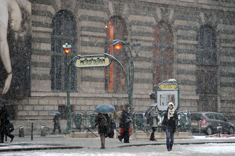 Cu umbrela prin iarnă 18415621