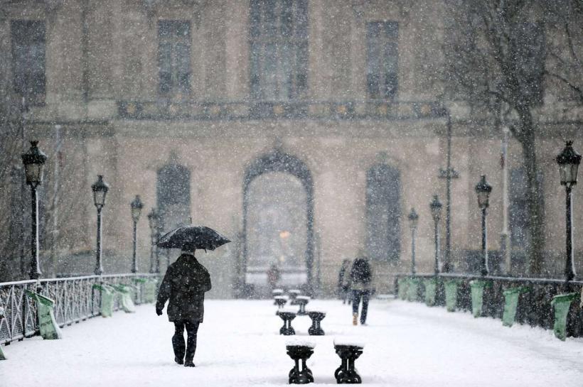 Cu umbrela prin iarnă 18415622