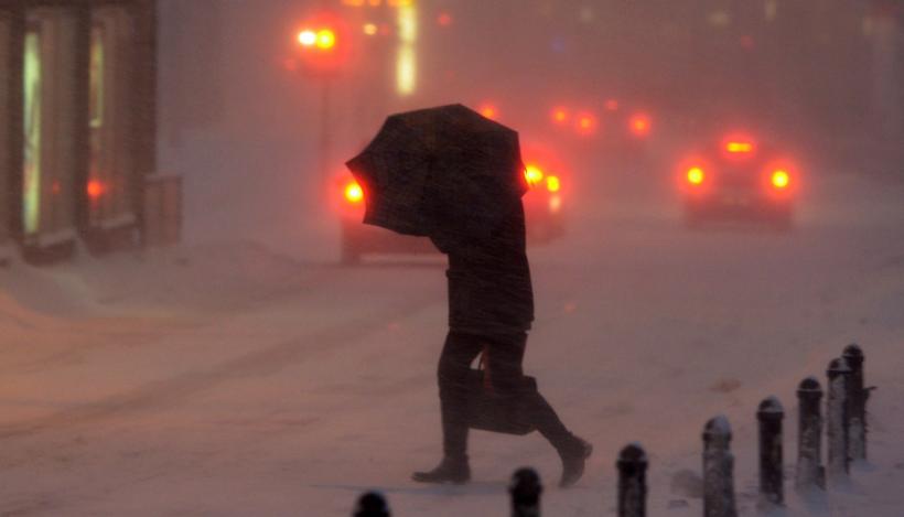 Cu umbrela prin iarnă 18415623