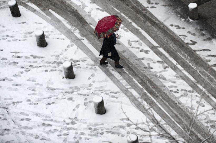 Cu umbrela prin iarnă 18415625