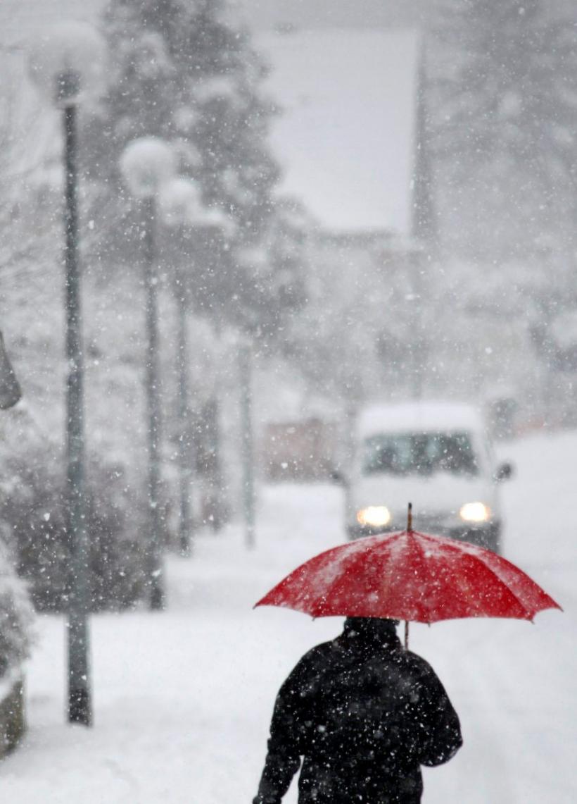 Cu umbrela prin iarnă 18415627