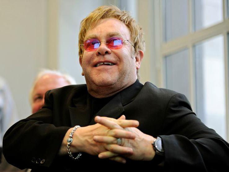 Elton John a devenit tătic